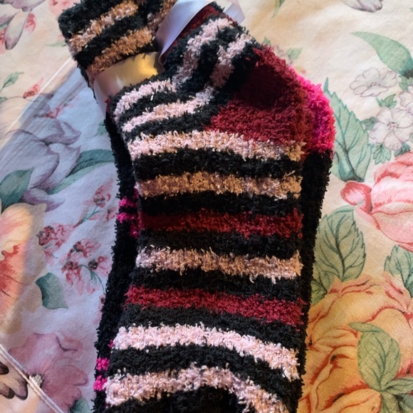 NWT XlOXO Women’s Black and Pink Cozy Socks Size 4 to 10 - Picture 2 of 7